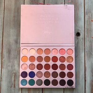 Jaclyn Hill eyeshadow palette